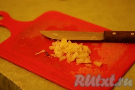 Лук мелко порезать. 