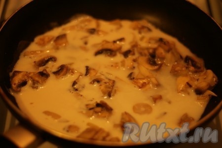 Добавить сливки и соль, тушить 10 минут. 