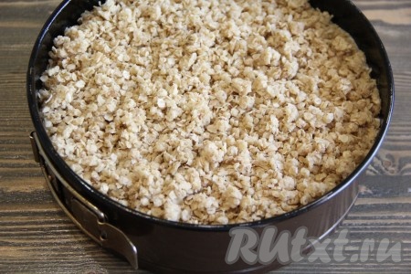 Далее выложить вторую часть овсяной массы. Я её просто раскрошила поверх творога. Поставить форму с овсяно-творожным пирогом с яблоками в разогретую духовку и выпекать минут 35-40 при температуре 180-200 градусов.&nbsp;