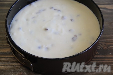 Затем выложить творожную начинку.