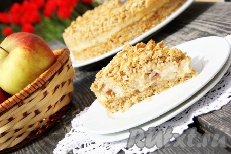 Готовый пирог покроется красивой, золотистой корочкой. Достать из духовки и хорошо остудить. Затем аккуратно снять бортики формы, переложить овсяно-творожный пирог с яблоками на тарелку и подать к чаю! Выпечка по этому рецепту получается очень нежной и вкусной.