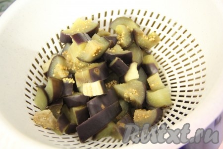  Затем откинуть баклажаны на дуршлаг и дать стечь воде. Остудить баклажаны.