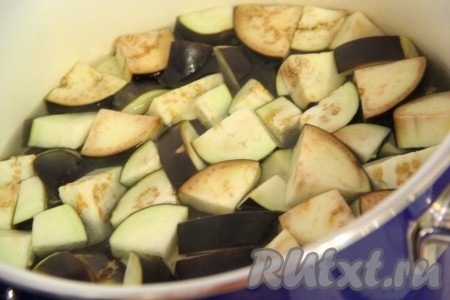Налить в кастрюлю воду, слегка посолить и довести её до кипения. Опустить кусочки баклажанов в кипящую воду и варить в течение 5 минут.