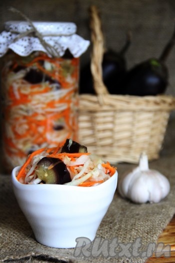 Вот такой простой, но очень вкусный и пикантный закусочный салат&nbsp;из капусты, баклажанов и моркови получается.
