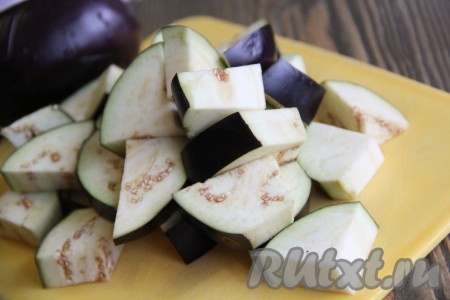 Баклажаны вымыть и нарезать крупными кусочками.
