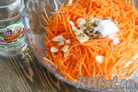 Посолить и поперчить.
