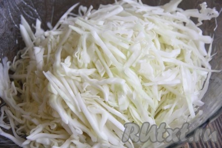  Капусту тонко нашинковать. 