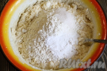 Затем добавить разрыхлитель, частями начать добавлять муку, каждый раз полностью вмешивая её. Вместо разрыхлителя можно добавить 1 чайную ложку соды, погашенной 9% уксусом или лимонным соком.