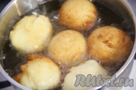 В глубокой кастрюле хорошо разогреть достаточно большое количество растительного масла и фритюр готов. Опустить несколько творожных колобков в масло. Разогретое масло должно доходить до середины шариков.