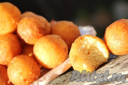 Вот такими аппетитными, воздушными получаются колобки из творога, жареные в масле. Эта наивкуснейшая выпечка идеально подходит к молоку, чаю или кофе.