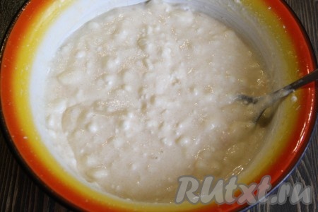  Перемешать массу с помощью вилки (или столовой ложки).&nbsp;