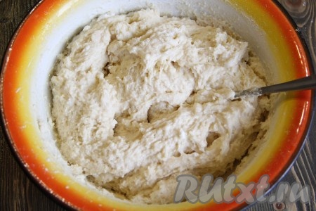 Всыпая понемногу муку, учитывайте, что творожное тесто должно получиться вязким, в меру густым, как на фото. Жирность творога и размер яиц бывают разными, поэтому если тесто для пончиков&nbsp; получилось слишком жидким, тогда добавьте немного муки. Формировать творожные колобки можно руками, смоченными водой, или двумя ложками.&nbsp;