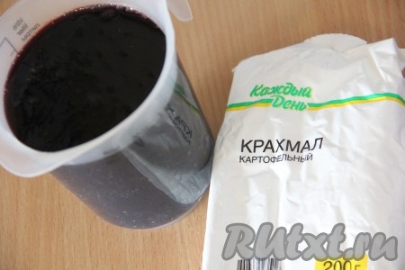 Подготовить продукты, для того чтобы сварить кисель из варенья и крахмала. Я использовала варенье из чёрной смородины. Если хотите уменьшить объём киселя, просто уменьшите количество продуктов.