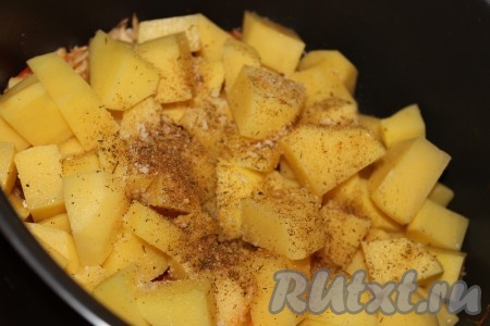 Сверху на капусту поместить нарезанный картофель. Посолить, приправить любимыми специями. Залить 200 мл холодной воды или овощного бульона. Выставить режим мультиварки "Тушение" на 50 минут (в моей мультиварке время приготовления составляет 60 минут).
