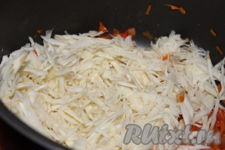 Далее на обжаренные овощи выложить тонко нашинкованную капусту.