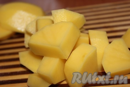 Клубни картофеля помыть, очистить, нарезать брусочками желаемого размера.

