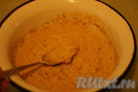 Тыквенное пюре смешать с кефиром, медом и мукой. 