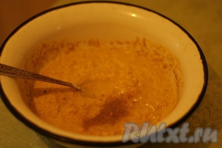 Полученную массу оставить на 20 минут. Затем добавить яичный белок, корицу, ванилин и соду.&nbsp;
