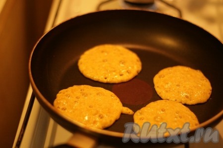 Жарить оладьи лучше на сухой сковороде с двух сторон до румяной корочки.