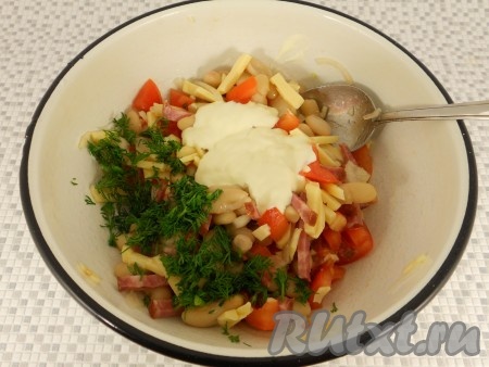 Укроп мелко нарезать и добавить его в салат вместе с майонезом.
