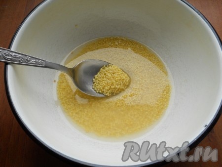 Пшено перебрать, залить кипятком на 3-5 минут, затем воду слить.&nbsp;
