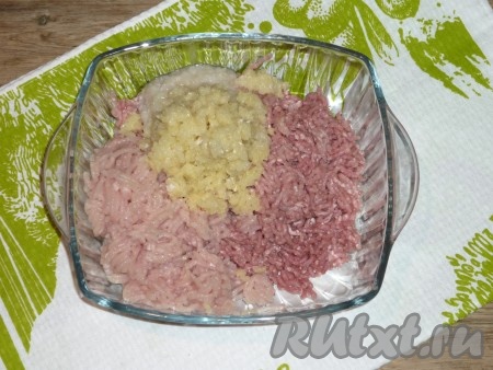 Лук и картофель очистить, помыть. Также пропустить через мясорубку, добавить к фаршу.&nbsp;
