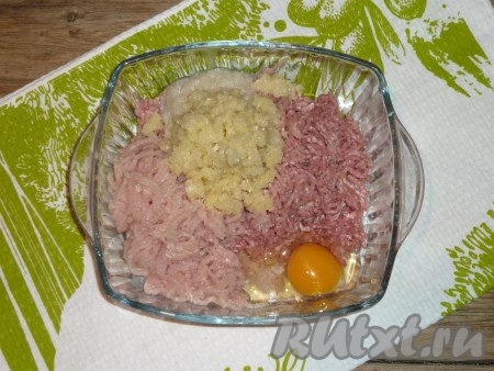 Добавить в фарш манную крупу, яйцо, соль, перец и хорошо перемешать.
