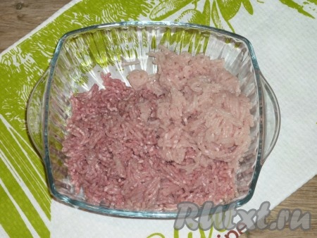 Мясо промыть под проточной водой, просушить и пропустить через мясорубку.&nbsp;
