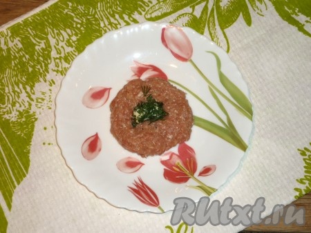 Укроп мелко нарезать. Масло нарезать на некрупные кубики. Из небольшого количества фарша сформировать лепёшку, на которую выложить кусочек сливочного масла, обваленный в укропе.&nbsp;
