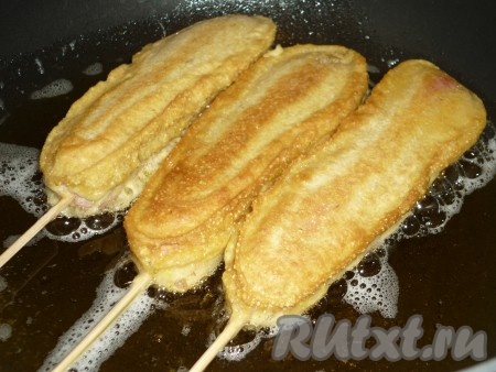 Обжаривать сосиски в кляре до красивого золотистого цвета со всех сторон (примерно по 3 минуты с каждой стороны) на среднем огне.&nbsp;