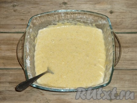 Яично-молочную смесь влить в мучную смесь, добавить соду, погашенную уксусом, и перемешать до получения однородной массы. По консистенции приготовленный кляр должен напоминать достаточно густую сметану.&nbsp;