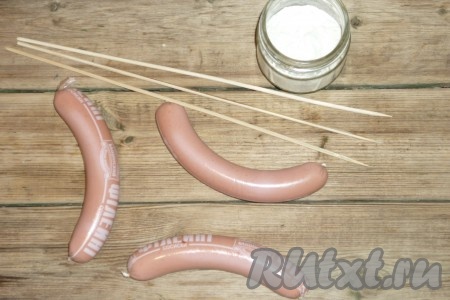 Подготовить сосиски, удалить с них плёнку.
