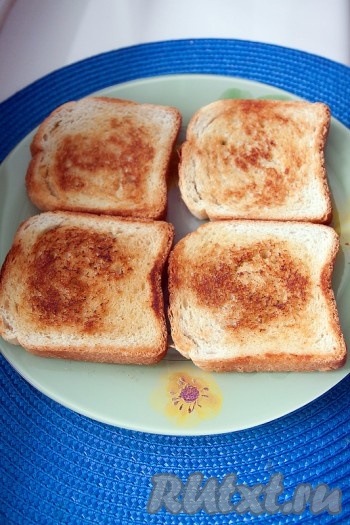 Хлеб смажьте с двух сторон сливочным маслом и на сухой сковороде обжарьте с двух сторон до золотистости.