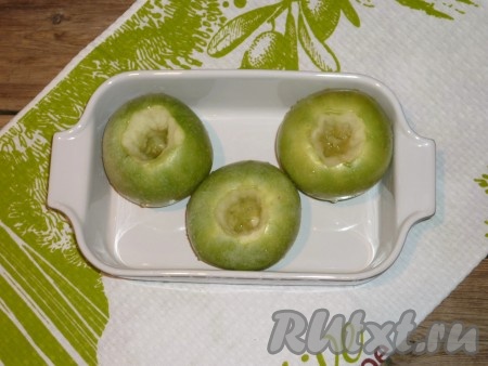 Яблоки вымыть, ножом аккуратно вынуть сердцевину.
