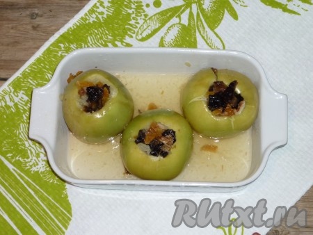 Запекать яблоки с мёдом 4-5 минут при мощности микроволновки 800 Вт.
