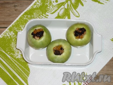 Курагу и чернослив &nbsp;промыть, нарезать маленькими кусочками. Орехи порубить. Если у Вас сухофрукты слишком сухие, можно предварительно на 5 минут залить их кипятком. Смешать орехи, чернослив, курагу и мёд. Наполнить этой смесью яблоки. Выложить яблоки в посуду, которая подходит для микроволновой печи.&nbsp;
