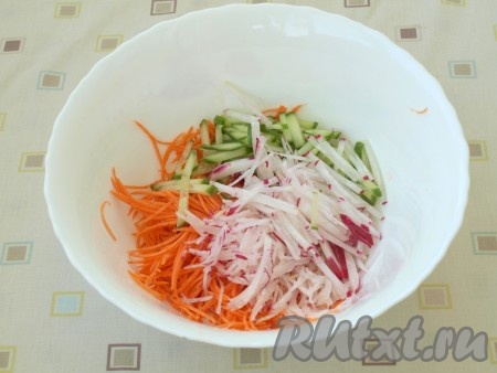 Соломкой нарезать редиску и огурцы. Добавить к моркови.