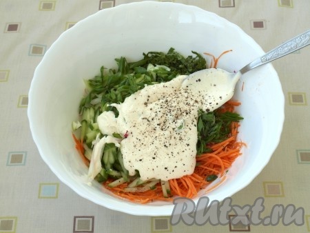 Измельчить зелёный лук, укроп и листья мяты. Салат посолить и поперчить, добавить сметану. Всё хорошенько перемешать.

