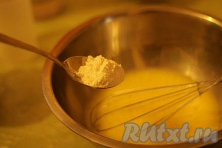 Муку ввести постепенно (по одной ложке), тщательно продолжая взбивать. В тесто добавить соль и растительное масло и ещё раз тщательно взбить.