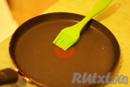 Смазать маслом сковороду. 