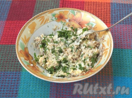 Размять плавленый сырок и соединить с сардинами, добавить мелко нарезанные укроп и петрушку, натёртое яйцо, пропущенный через пресс чеснок, соль и всё хорошо перемешать.
