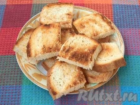 На сковороду,&nbsp;разогретую без масла, выложить кусочки хлеба и подсушить с одной стороны.
