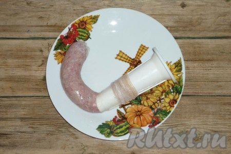 Наполнить мясным фаршем помытые и почищенные кишки. Чтобы почистить кишки, для начала их нужно вывернуть (я это делаю с помощью гладкой деревянной палочки, подцепляю ею край кишки и протягиваю насквозь, пока кишка не вывернется). Затем на 2 часа засыпать солью (на 1 метр кишок нужно 3-4 столовых ложки соли). После этого соль смыть и тупой стороной ножа соскрести эпителий внутри кишок (они&nbsp;&nbsp;должны стать абсолютно прозрачными, белыми, тонкими).&nbsp;Затем снова хорошо их промыть водой. &nbsp;Для наполнения кишок удобно использовать насадку на мясорубку для приготовления колбасок.&nbsp;На насадку надеть кишку. Противоположный конец завязать ниткой.&nbsp;Небольшими порциями сквозь насадку наполнить фаршем оболочку. Второй конец наполненной оболочки тоже завязать ниткой. Получится мясная колбаска. Сильно плотно кишку наполнять не нужно, чтобы она не лопнула. Аналогично сформировать остальные домашние колбаски из свинины.
