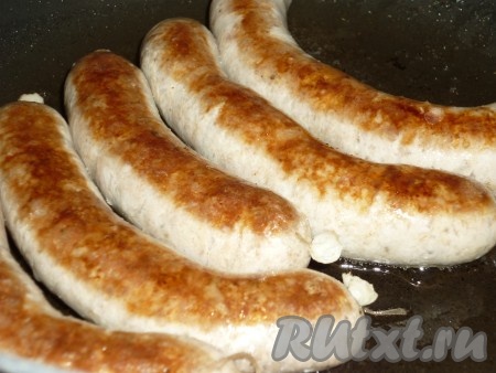 Достать&nbsp; из кастрюли и полотенцем убрать с колбасок излишки воды. На сковороде разогреть небольшое количество растительного масла и обжарить колбасу с двух сторон до румяной корочки (примерно по 2-3 минуты с каждой стороны).&nbsp;
