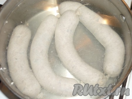 Опустить  колбасу  в кипящую подсоленную воду и проварить  7-10 минут.
