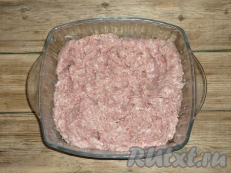 Посолить и поперчить по вкусу. Хорошо перемешать полученный мясной фарш.&nbsp;
