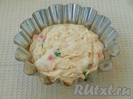 Форму или несколько формочек, смазать маслом, выложить тесто и равномерно распределить его.