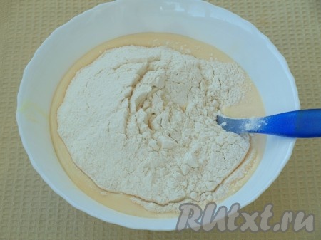 В полученное тесто просеять муку вместе с разрыхлителем.