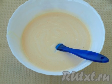 Яйца, сахар и ванилин взбить блендером, затем добавить остуженное растопленное сливочное масло, сметану, перемешать.