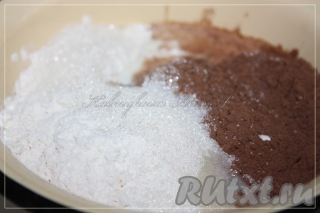 В кастрюлю налить молоко, добавить сахар, муку, ванилин и какао (столовые ложки сухих ингредиентов измерять без горки).